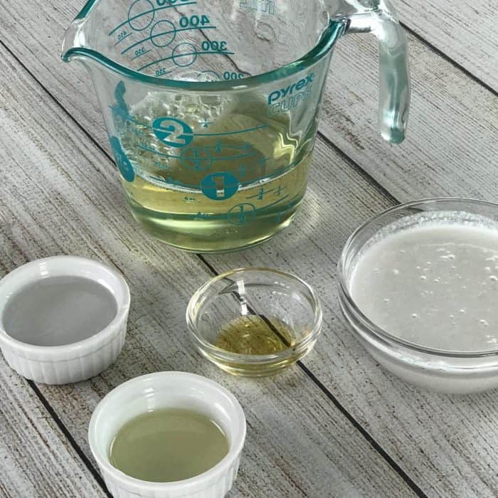 easy, natural DIY body wash for dry skin - gentle and safe for the whole family, nourishes and moisturizes skin, calms and soothes itchy, dry, inflamed skin, made with essential oils {homemade body wash, natural body wash, DIY soap recipe, essential oil recipes, essential oil uses, oils for bath, customize with 15 essential oil blend recipes, lavender essential oil, peppermint essential oil, lemon essential oil, cedarwood essential oil, doTERRA, Young Living}