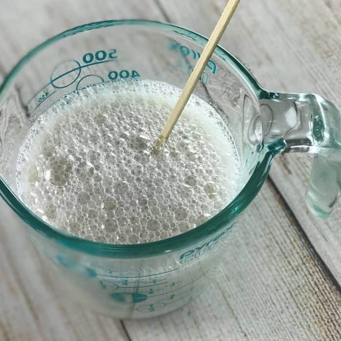 easy, natural DIY body wash for dry skin - gentle and safe for the whole family, nourishes and moisturizes skin, calms and soothes itchy, dry, inflamed skin, made with essential oils {homemade body wash, natural body wash, DIY soap recipe, essential oil recipes, essential oil uses, oils for bath, customize with 15 essential oil blend recipes, lavender essential oil, peppermint essential oil, lemon essential oil, cedarwood essential oil, doTERRA, Young Living}