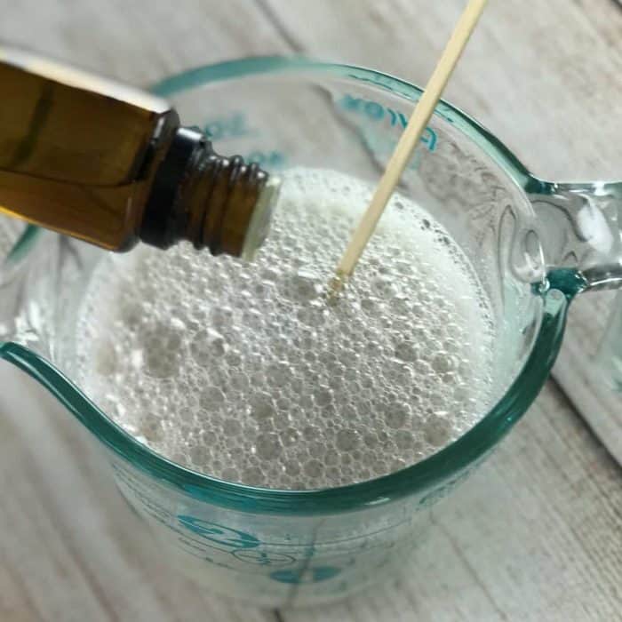 easy, natural DIY body wash for dry skin - gentle and safe for the whole family, nourishes and moisturizes skin, calms and soothes itchy, dry, inflamed skin, made with essential oils {homemade body wash, natural body wash, DIY soap recipe, essential oil recipes, essential oil uses, oils for bath, customize with 15 essential oil blend recipes, lavender essential oil, peppermint essential oil, lemon essential oil, cedarwood essential oil, doTERRA, Young Living}