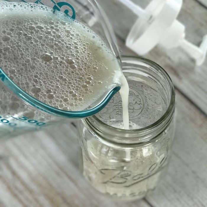 easy, natural DIY body wash for dry skin - gentle and safe for the whole family, nourishes and moisturizes skin, calms and soothes itchy, dry, inflamed skin, made with essential oils {homemade body wash, natural body wash, DIY soap recipe, essential oil recipes, essential oil uses, oils for bath, customize with 15 essential oil blend recipes, lavender essential oil, peppermint essential oil, lemon essential oil, cedarwood essential oil, doTERRA, Young Living}