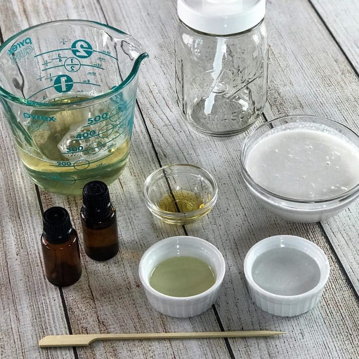 easy, natural DIY body wash for dry skin - gentle and safe for the whole family, nourishes and moisturizes skin, calms and soothes itchy, dry, inflamed skin, made with essential oils {homemade body wash, natural body wash, DIY soap recipe, essential oil recipes, essential oil uses, oils for bath, customize with 15 essential oil blend recipes, lavender essential oil, peppermint essential oil, lemon essential oil, cedarwood essential oil, doTERRA, Young Living}