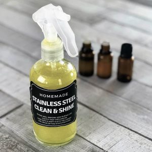 DIY Stainless Steel Polish- easy, 3 ingredient cleaning recipe. Natural, non-toxic, made with essential oils. Gets rid of fingerprints, smudges, dirt and grime. Creates clean, sparkly, shiny finish free of fingerprints and smudges. essential oil recipe, essential oil DIY, natural cleaning, essential oil cleaning, doTERRA, Young Living, Plant Therapy