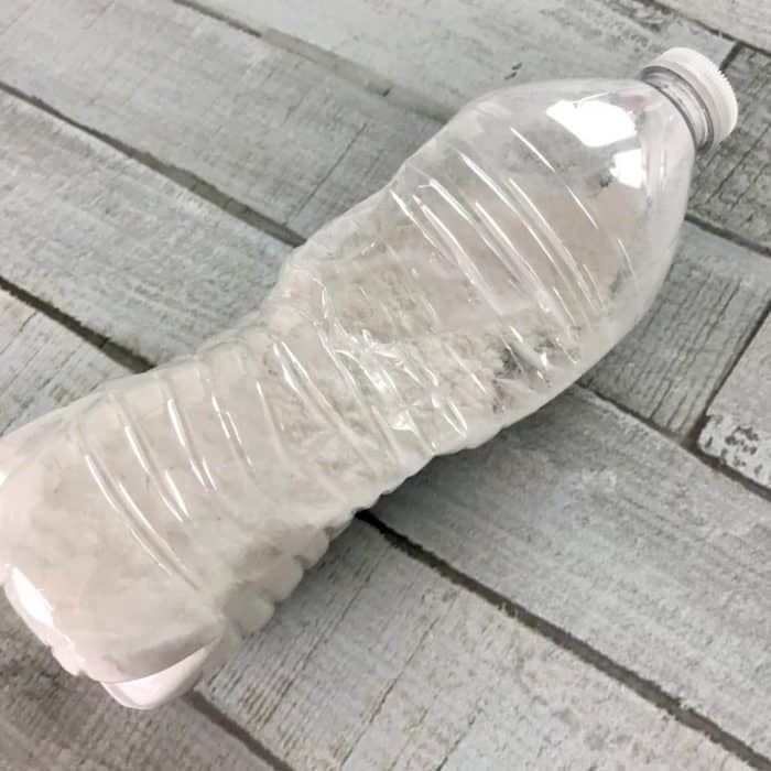 stress ball + essential oils = aromatherapy stress ball -- Easy step-by-step instructions, recipes for 10 calming essential oil blends to use in your homemade aromatherapy stress balls, and ideas to turn them stress balls into great gifts for teachers, busy moms, coaches, kids, and teens. Essential oil gifts, essential oil recipes, essential oil stress relief, essential oils for anxiety, doTERRA, Young Living, DIY stress balls, easy homemade gifts, easy DIY