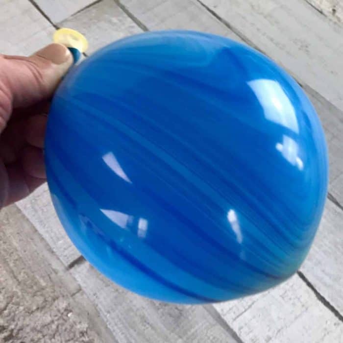 stress ball + essential oils = aromatherapy stress ball -- Easy step-by-step instructions, recipes for 10 calming essential oil blends to use in your homemade aromatherapy stress balls, and ideas to turn them stress balls into great gifts for teachers, busy moms, coaches, kids, and teens. Essential oil gifts, essential oil recipes, essential oil stress relief, essential oils for anxiety, doTERRA, Young Living, DIY stress balls, easy homemade gifts, easy DIY