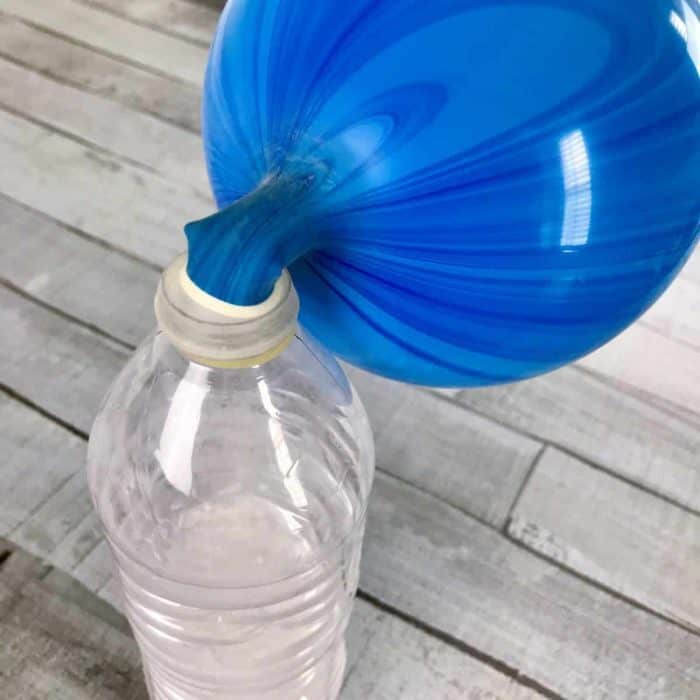 stress ball + essential oils = aromatherapy stress ball -- Easy step-by-step instructions, recipes for 10 calming essential oil blends to use in your homemade aromatherapy stress balls, and ideas to turn them stress balls into great gifts for teachers, busy moms, coaches, kids, and teens. Essential oil gifts, essential oil recipes, essential oil stress relief, essential oils for anxiety, doTERRA, Young Living, DIY stress balls, easy homemade gifts, easy DIY