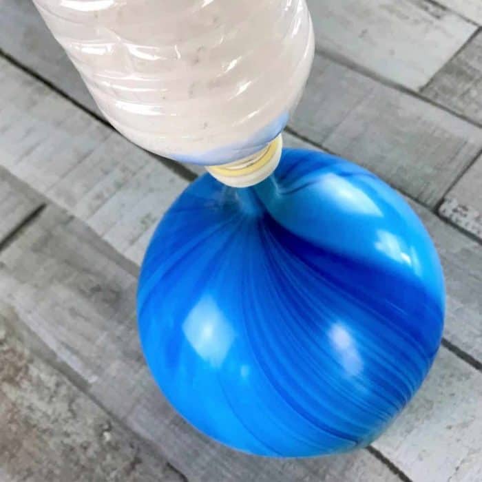 stress ball + essential oils = aromatherapy stress ball -- Easy step-by-step instructions, recipes for 10 calming essential oil blends to use in your homemade aromatherapy stress balls, and ideas to turn them stress balls into great gifts for teachers, busy moms, coaches, kids, and teens. Essential oil gifts, essential oil recipes, essential oil stress relief, essential oils for anxiety, doTERRA, Young Living, DIY stress balls, easy homemade gifts, easy DIY