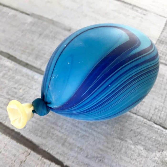 stress ball + essential oils = aromatherapy stress ball -- Easy step-by-step instructions, recipes for 10 calming essential oil blends to use in your homemade aromatherapy stress balls, and ideas to turn them stress balls into great gifts for teachers, busy moms, coaches, kids, and teens. Essential oil gifts, essential oil recipes, essential oil stress relief, essential oils for anxiety, doTERRA, Young Living, DIY stress balls, easy homemade gifts, easy DIY