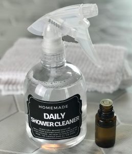 homemade daily shower cleaner spray recipe {made with essential oil} - natural, non-toxic after shower cleaner that cuts through soap scum, fights mold & mildew, and leave tub and shower sparkling clean. even cleans glass shower doors. {essential oil recipe, DIY cleaning recipe, doTERRA, Young Living, Plant Therapy, #DIY, #cleaning}