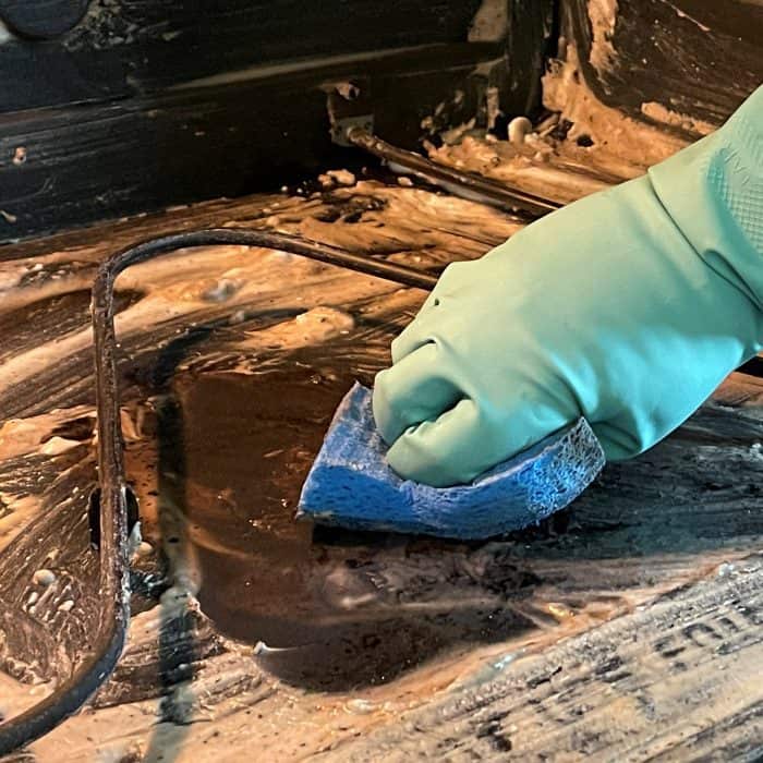 use sponge to wipe oven clean