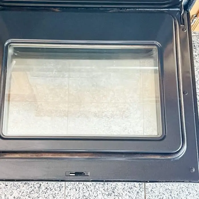 oven door is shiny and crystal clear after cleaning it with essential oils